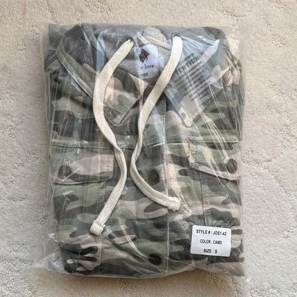 Camo Sweater Sleeve Jacket, New in Package, Women’s Small - Picture 2 of 3